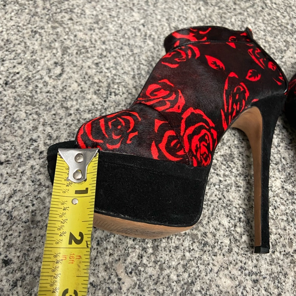 BETSEY JOHNSON Black/Red Roses Pony Hair Peep Toe Stiletto Platforms Whimsy  6.5 - Picture 11 of 17